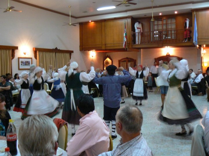 La fiesta del Aberri Eguna 2011 del Beti Aurrera de Chivilcoy reunió a unas 170 personas (foto EE)